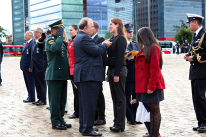 Sandra Poveda riceve la medaglia nazionale dal Ministero della Difesa della Colombia.
